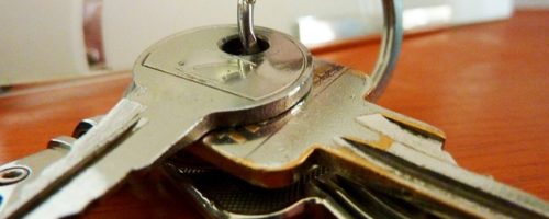 llaves casa encima de una mesa